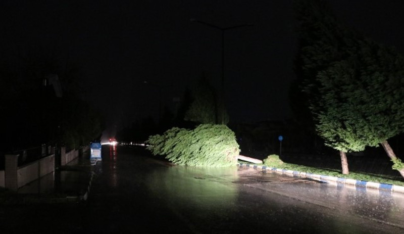 Manisa'da çatılar uçtu, ağaç ve direkler devrildi - Resim : 5