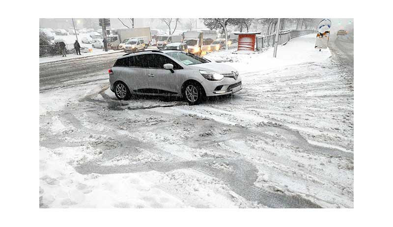 İstanbul'da kar yağışı bugün de etkili oldu - Resim : 1