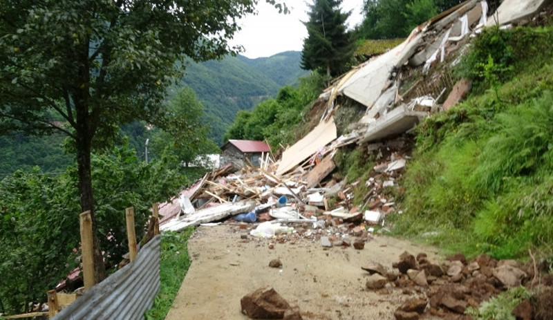 Doğu Karadeniz'de sağanak: İşçi şantiyesini sel bastı, dere taştı, yollar kapandı - Resim : 3
