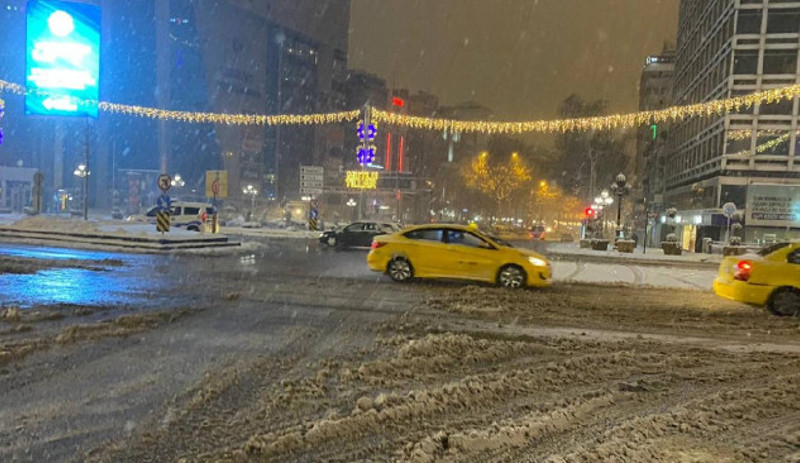 Ankara'da kar küreme aracı devrildi - Resim : 1