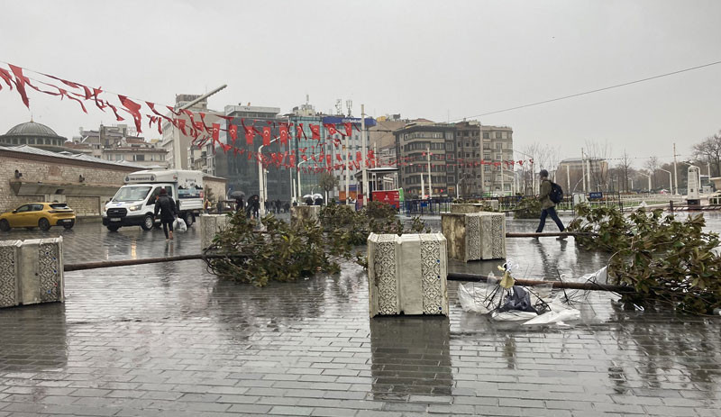 İstanbul’da fırtına hızı 129 kilometreye ulaştı, dört kişi hayatını kaybetti - Resim : 1