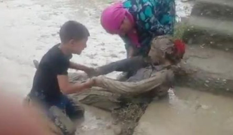 Çok sayıda evin yıkıldığı Van'daki sel bölgesine giden AKP'li vekil: 'Biraz' ağır bir manzara - Resim : 4