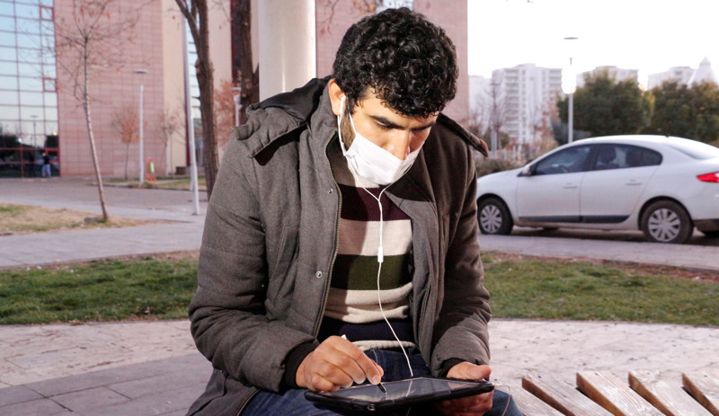 Corona tedavisi gören babasına refakat eden öğretmen, hastane bahçesinde çocuklara uzaktan eğitim veriyor - Resim : 1