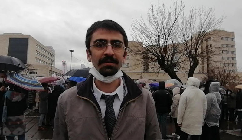 Sağlık çalışanları yağmur altında grevde: Bıçak kemikte - Resim : 2