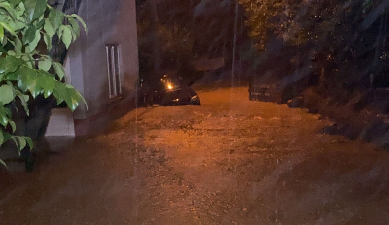 Düzce'de sağanak: Yol çöktü, dereler taştı, evleri su bastı - Resim : 1