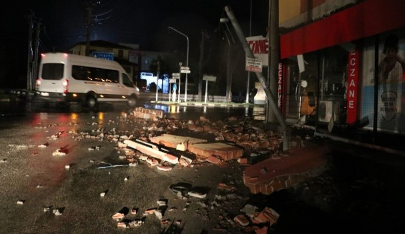 Manisa'da çatılar uçtu, ağaç ve direkler devrildi - Resim : 2