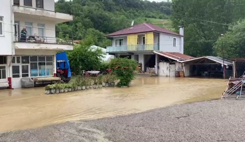 Bartın-Karabük yolunda sel: Ulaşım tek şeritten sağlanıyor - Resim : 1