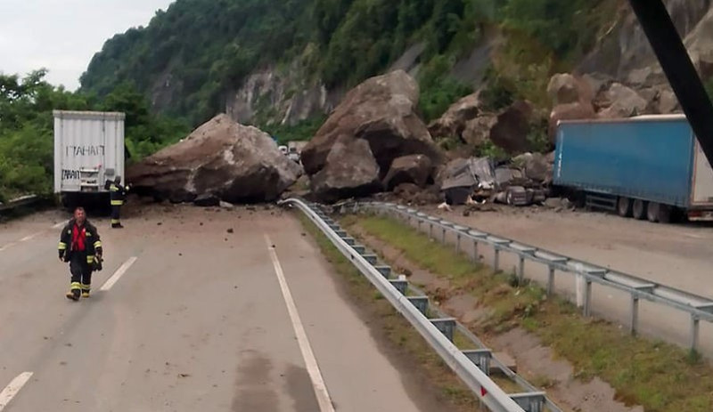 Artvin'de heyelan: 1 ölü, 2 yaralı - Resim : 6