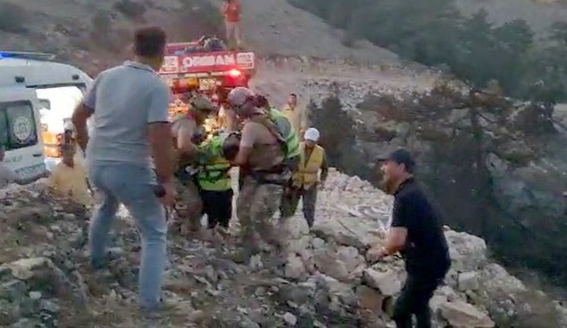 Muğla’da yangına müdahale eden orman işçilerinin üzerine yanan ağaç devrildi - Resim : 2
