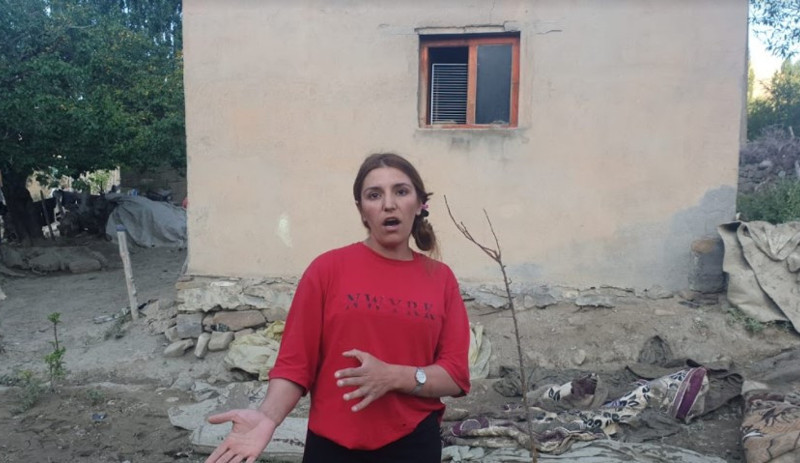 Yıkılan evlerinin enkazı üstünde bekleyen mağdurlar yardım bekliyor: Sıcak bir yuvaya ihtiyacımız var - Resim : 6