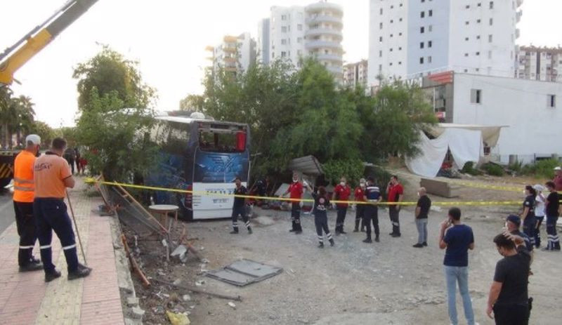 Silifke'de yolcu otobüsü şarampole yuvarlandı: 33 yaralı - Resim : 1