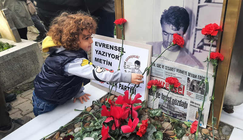 Gazeteci Metin Göktepe, katledilişinin 25. yılında mezarı başında anıldı - Resim : 1
