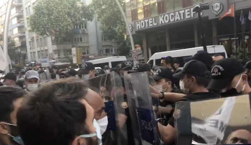 Ankara ve İstanbul'daki Konya katliamı protestolarında kitleye saldırı; gazeteciler darp edildi - Resim : 1