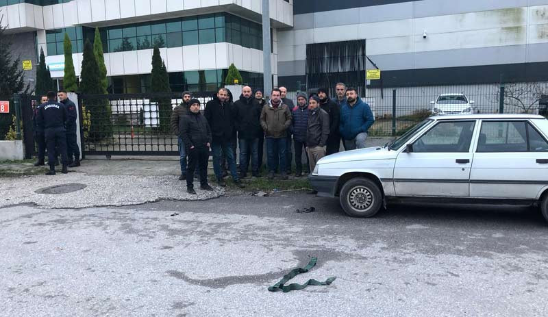 Jandarma fabrika basıp işçileri dışarı attı - Resim : 1