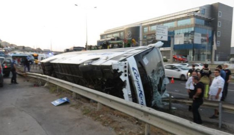 İstanbul'da yolcu otobüsü devrildi: Çok sayıda yaralı - Resim : 1