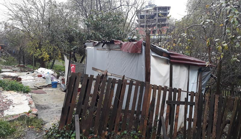 Evleri başlarına yıkılan mahalleli barakada yaşam savaşı veriyor - Resim : 5