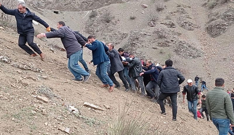 Öğrenci ve işçileri taşıyan minibüs uçurumdan yuvarlandı: 2 kardeş öldü, 24 yaralı - Resim : 1