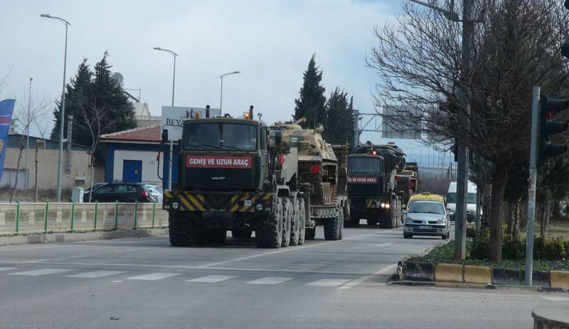 Suriye sınırında tank ve zırhlı araç sevkiyatı devam ediyor - Resim : 1