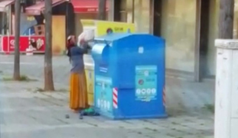 AA, AKP'li belediyenin reklamını yapayım derken yoksulluğu fotoğrafladı: Bir çocuk giysi kumbarasına girdi - Resim : 1