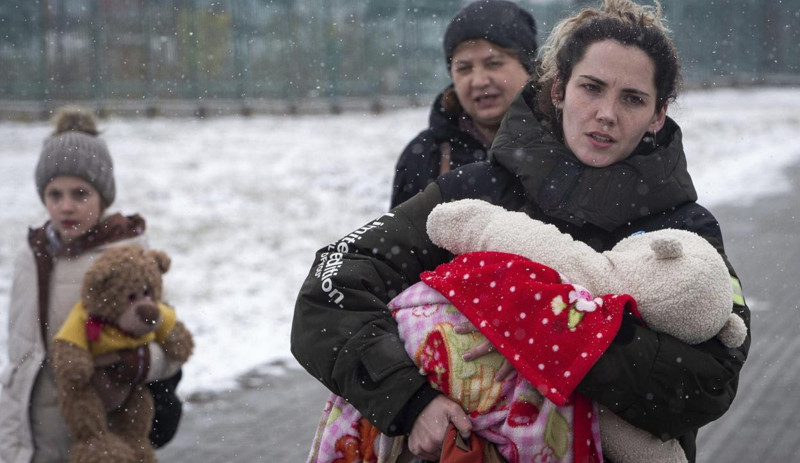 Savaş ilk onları vuruyor: Ukrayna'da çocuklar yollarda, hastanelerde yaşam mücadelesi veriyor - Resim : 30