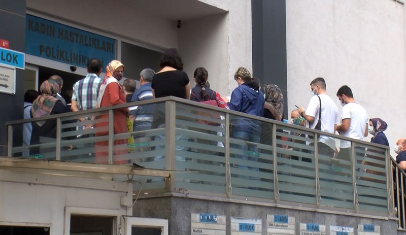 İstanbul'da hastanelerde aşı kuyruğu: Fiziki mesafe kuralı yok sayıldı, yoğunluktan sistem çöktü - Resim : 1
