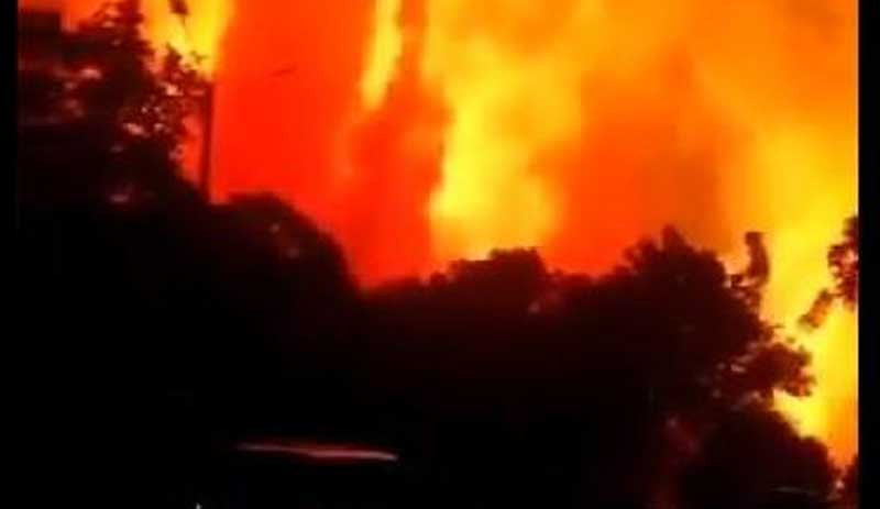 Endonezya'nın en büyük petrol rafinerisinde şiddetli patlama - Resim : 1