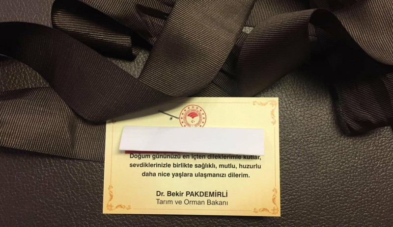 Çiftçi destek beklerken Tarım Bakanı vekillere jest peşinde: Lüks ‘iyi ki doğdun’ kravatı hediye etti - Resim : 1