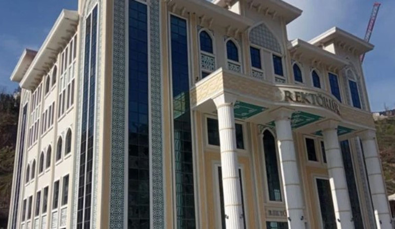 Artvin Çoruh Üniversitesi rektörü önceliği kendisine verdi: Yurt yerine rektörlük 'sarayı' yaptırdı - Resim : 1