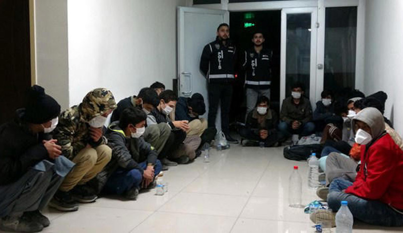 İstanbul plakalı şehirlerarası otobüslerin gizli bölmelerinden 47 göçmen çıktı - Resim : 2