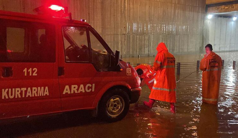 Osmaniye'yi sağanak yağış vurdu: Ev ve iş yerlerini su bastı, araçlar suya gömüldü - Resim : 1