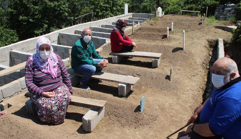 Koronavirüsten 6 ayda 8 ferdini kaybeden aile 10 yeni mezar yeri daha hazırladı - Resim : 1