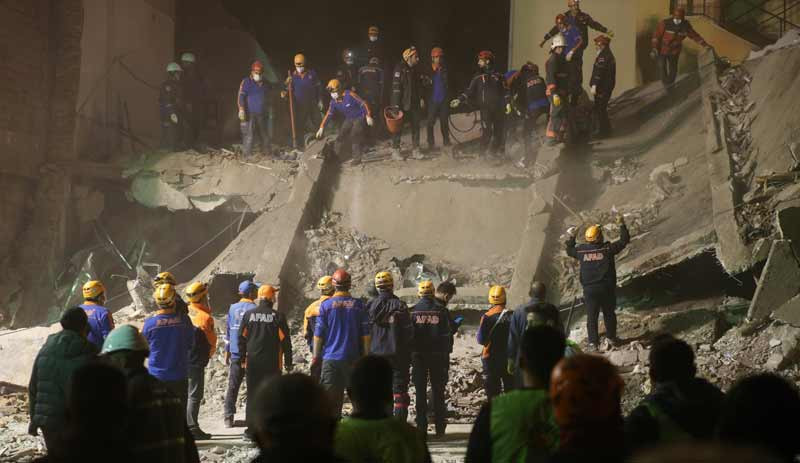 Malatya'da çöken bina ile ilgili 4 kişi gözaltına alındı - Resim : 1