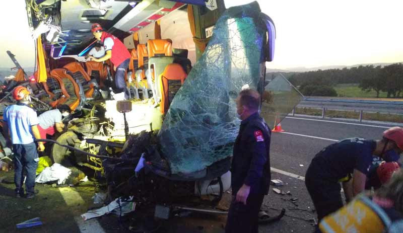 Soma'da TIR otobüse çarptı: 9 kişi hayatını kaybetti, 30 kişi yaralı - Resim : 3