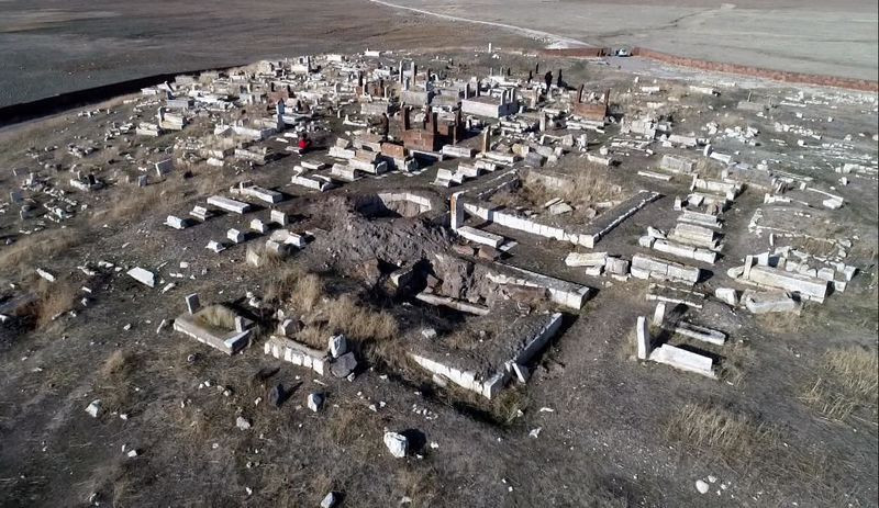 5 bin yıllık mezarlığı talan eden defineciler kemikleri de çıkardı - Resim : 2