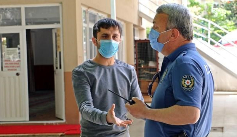 Caminin duvarlarını çocuklarla birlikte el izleriyle doldurdu: Kimse birbirine selam vermiyordu - Resim : 2