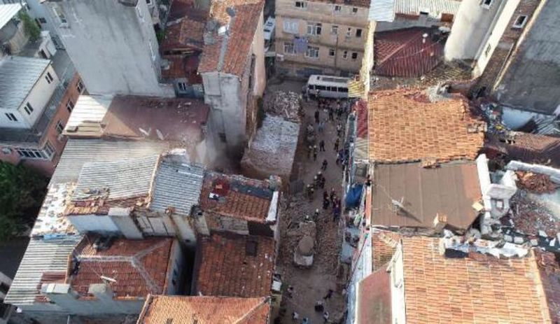 İstanbul'da 4 katlı metruk bina çöktü - Resim : 1