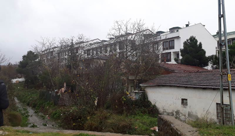 Evleri başlarına yıkılan mahalleli barakada yaşam savaşı veriyor - Resim : 2