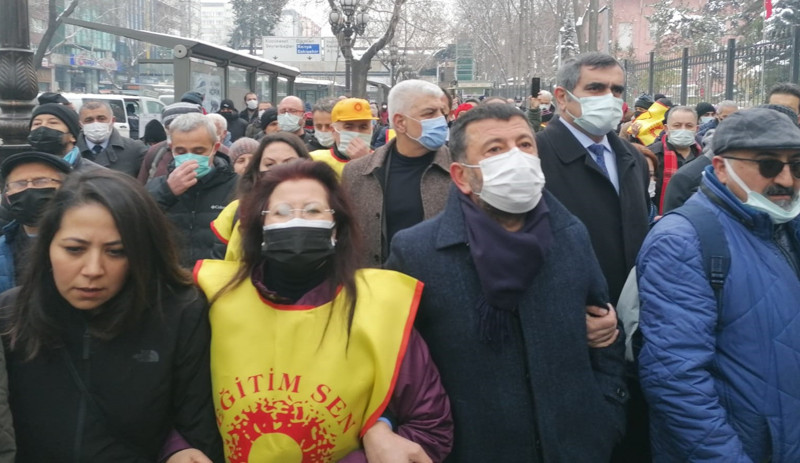 Eğitimciler: Sezen Aksu’ya dil koparma metaforu yapanlar bugün öğretmenlere Meclis önünde 'el kaldırdı' - Resim : 1