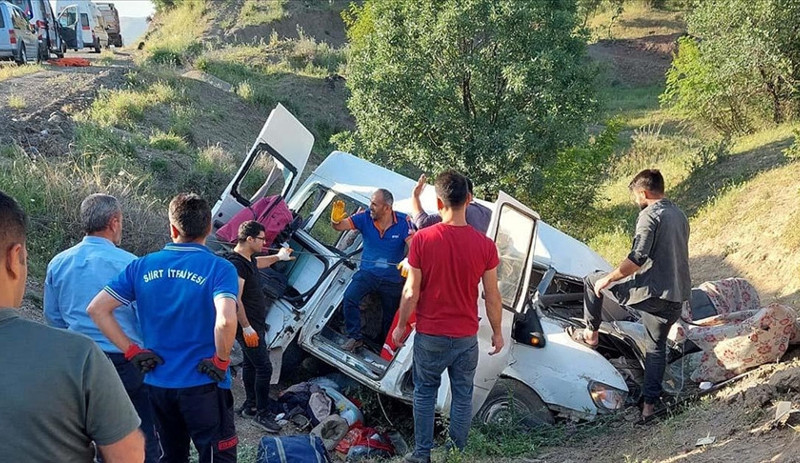 Siirt’te işçileri taşıyan minibüs uçuruma yuvarlandı: 4 ölü, 6 yaralı - Resim : 2