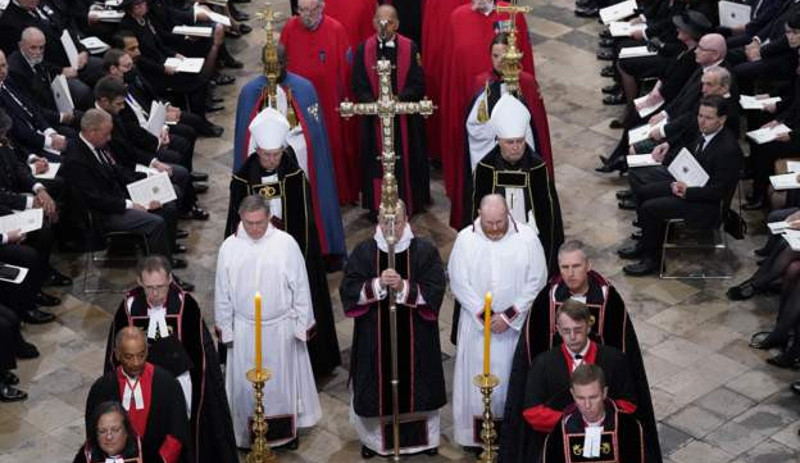 Britanya Kraliçesi II. Elizabeth'in cenazesi St. George Şapeli’nde defnedildi - Resim : 2