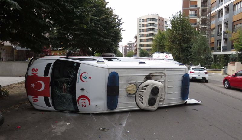İstanbul'da ambulans kaza yaptı: 4 sağlıkçı yaralandı - Resim : 1
