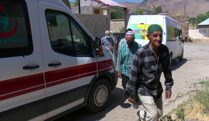 Sağlıkçılar, aşılamanın düşük olduğu kentte camiden Türkçe ve Kürtçe anonsla halkı aşıya çağırdı - Resim : 3