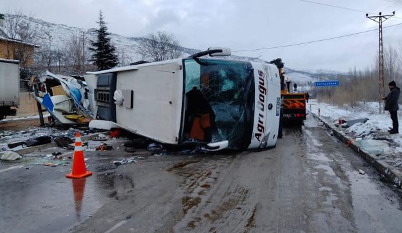 Yolcu otobüsü kaza yaptı: Bir ölü, 27 yaralı - Resim : 1