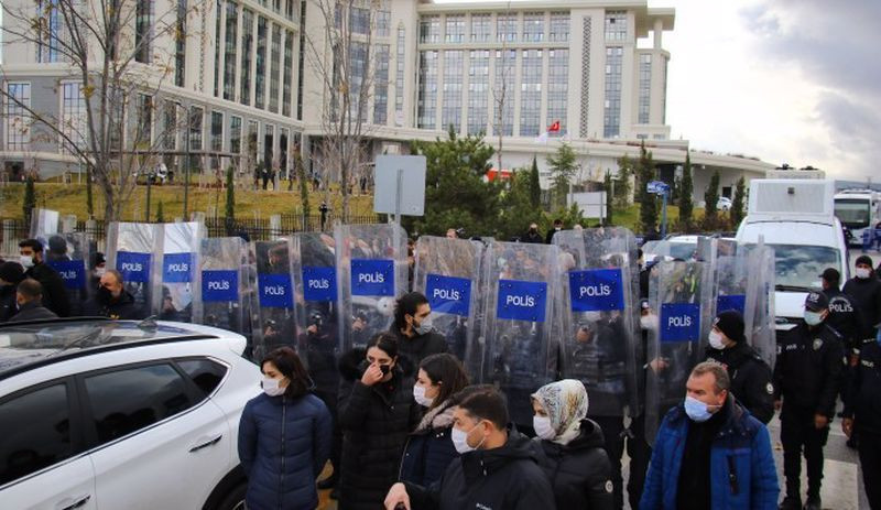 Salgında hayatını kaybeden sağlıkçılar için bakanlık önünde anma: Ölüyoruz, çığlığımızı duyan yok - Resim : 1