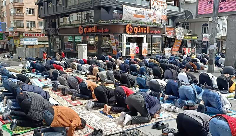 23 Nisan kısıtlamasında Cuma namazı yoğunluğu - Resim : 1