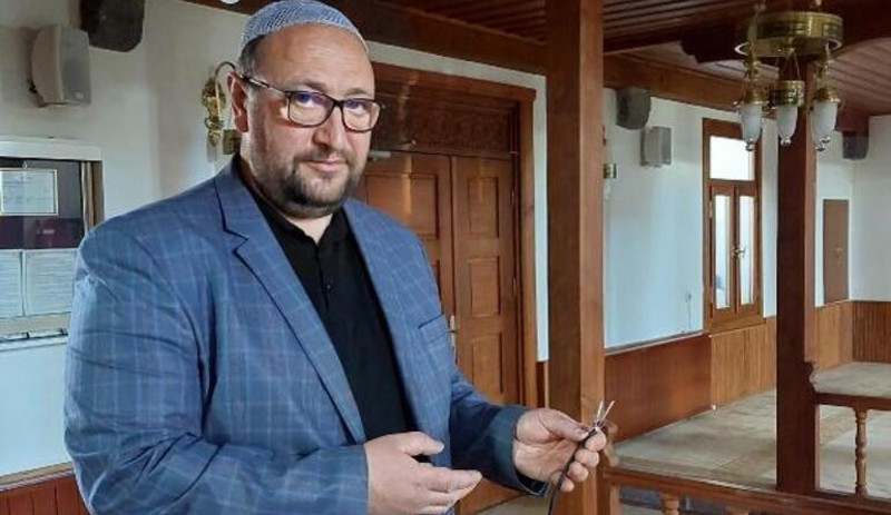 Namaz kılma bahanesiyle girdiği camide müezzinin mikrofonunu çaldı - Resim : 1