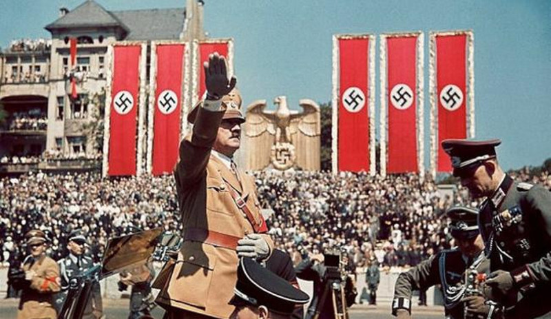 Berlin'de 80'den fazla otomobilin üzerine gamalı haç çizildi - Resim : 1