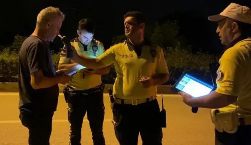3'üncü kez alkollü yakalanan sürücü: Dur, bir polis arkadaşı arayacağım - Resim : 1