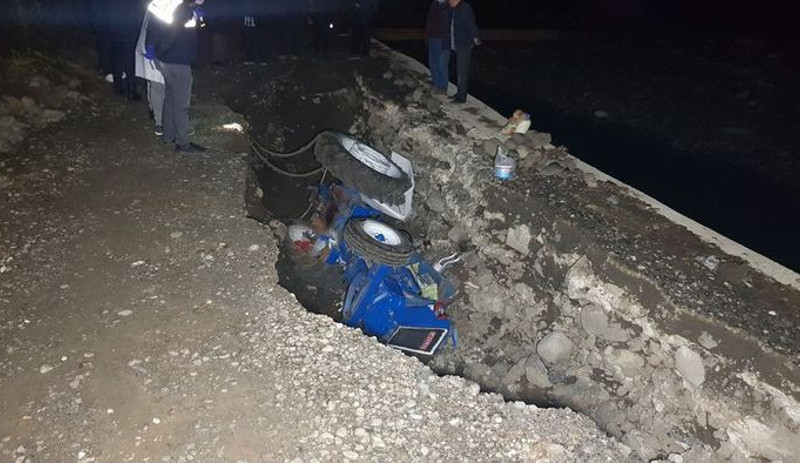Samsun'da bir anda yol çöktü, traktörü yuttu: 2 ölü, 1 çocuk yaralı - Resim : 1
