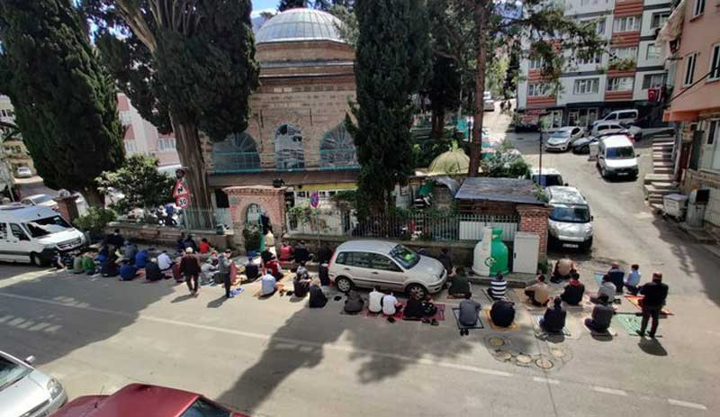 23 Nisan kısıtlamasında Cuma namazı yoğunluğu - Resim : 3